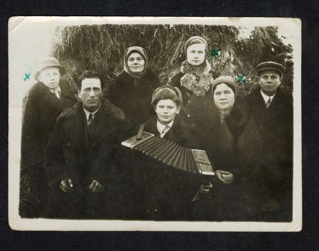 Joanna Śmigielska (druga z prawej) z dziećmi i rodziną, u której mieszkali na zesłaniu w Kazachstanie